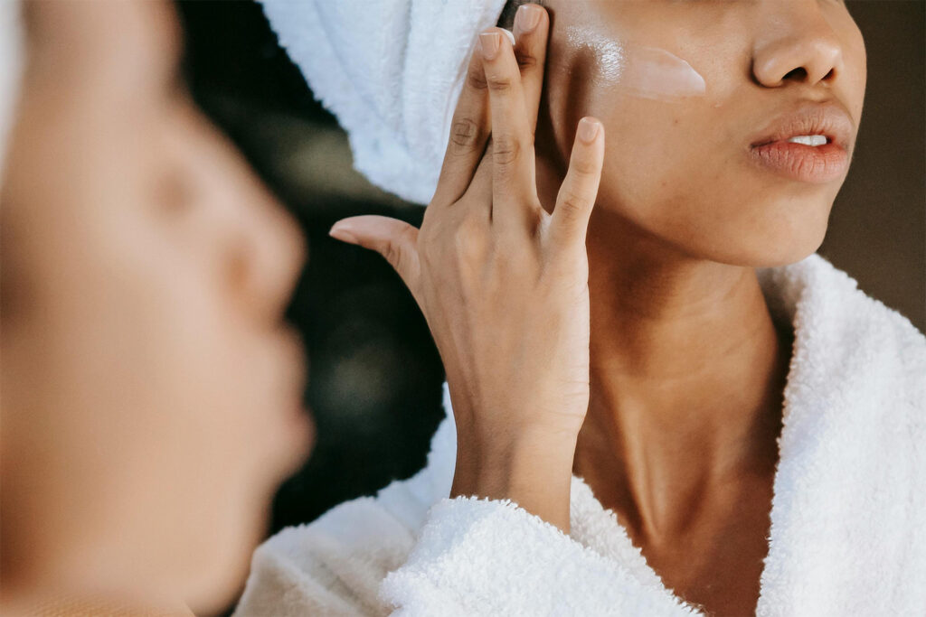 massage avec crème visage
