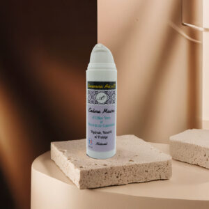Crème mains réparatrice Aloe Calendula : flacon spray blanc sur bloc de pierre, étiquette détaillée bleu et motifs noirs.