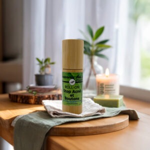 Roll-on Stop Acné et Boutons biologique sur bois, étiquette verte, bouchon imitant le bois, ambiance détente avec bougie et plante.