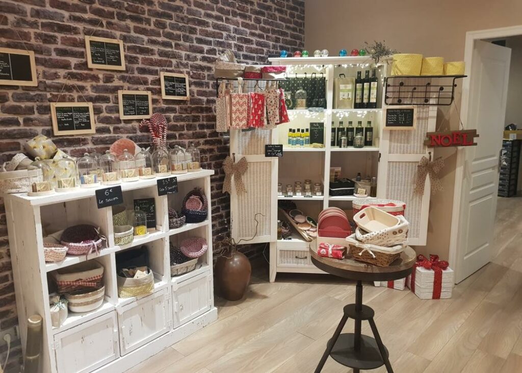 Boutique Montmirail avec ses meubles et présentation produits