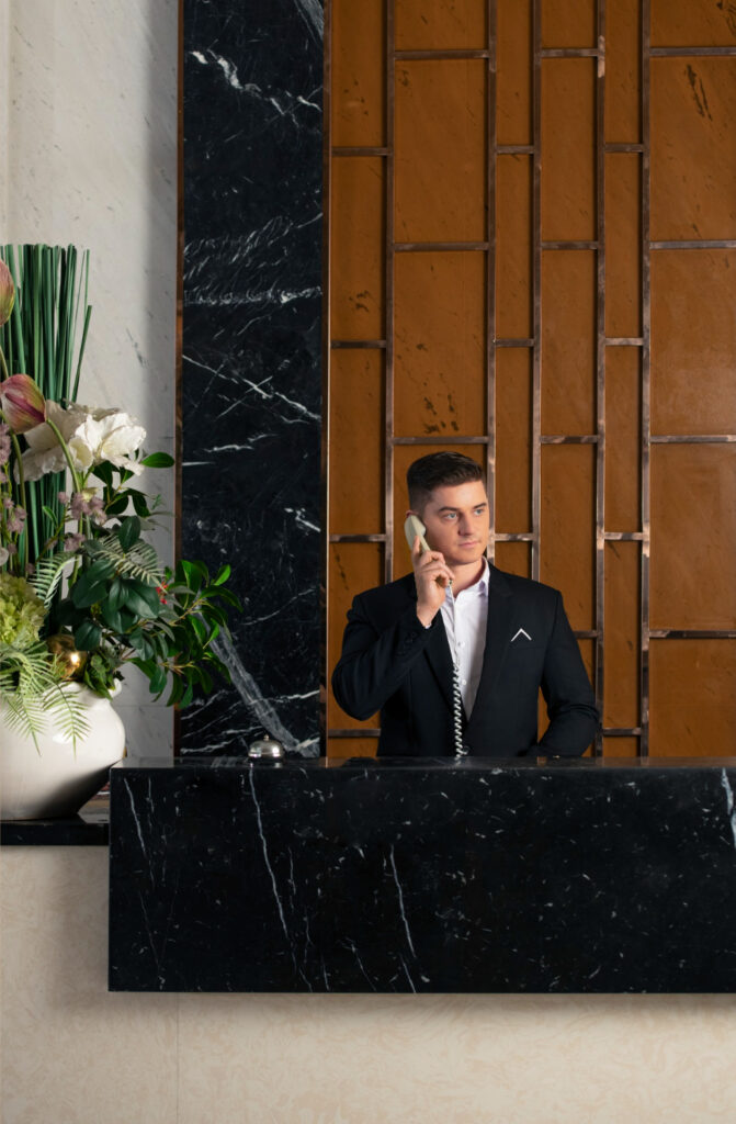 Groom qui répond au téléphone