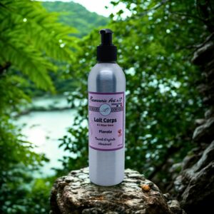 Flacon spray argenté, étiquette violette: Lait Corps Florale à l'Aloe Vera, texte “Hydratant intensément” sur fond nature verte.